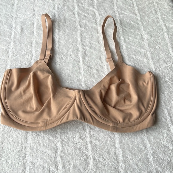 SKIMS Fits Everybody Unlined Stretch-Woven Bra - Picture 5 of 13